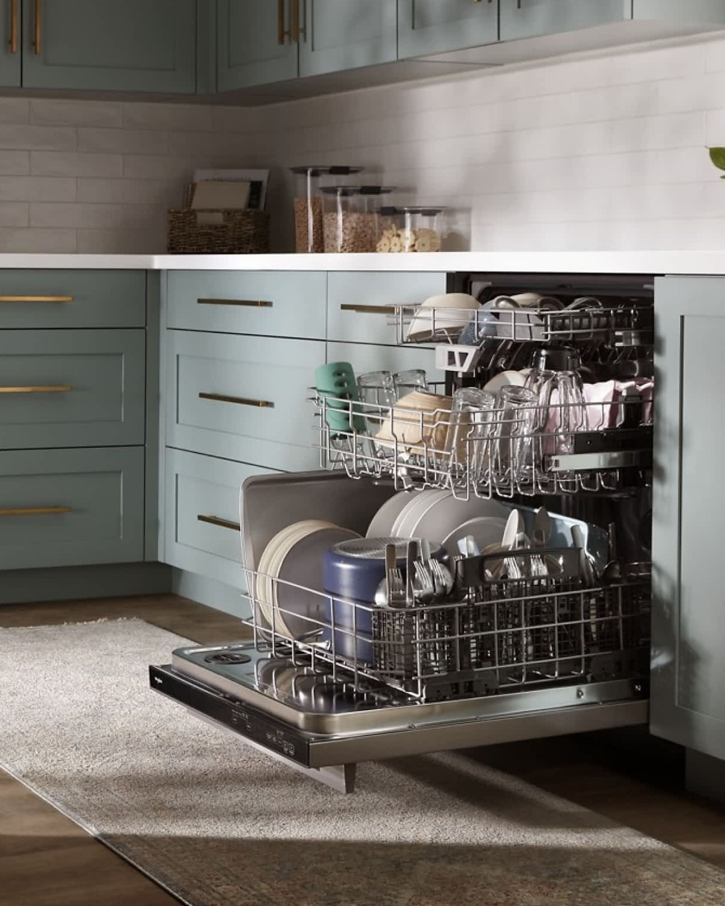 If your clients are building a house suitable for a young family or for those who love entertaining, then send them to SPACE by THYNK to specify @whirlpoolaustralia dishwashers.⁠
⁠
Have you ever loaded the dishwasher to find that you just can't fit all your oddly shaped items? Whirlpool has the perfect solution. With the extra rack space in Whirlpool Dishwashers, you can fit those larger and more difficult items. Amazing!⁠
⁠
#WhirlpoolHomeSolutions #WashAwayTheWorry